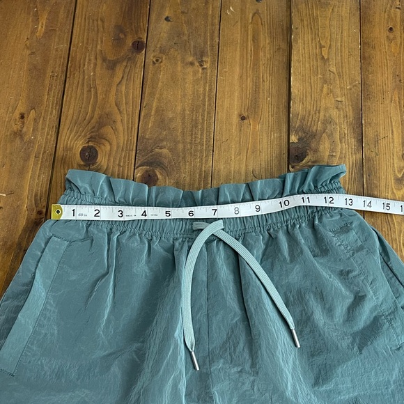 Varley Womens size small Tulair high rise shorts green - Picture 5 of 6